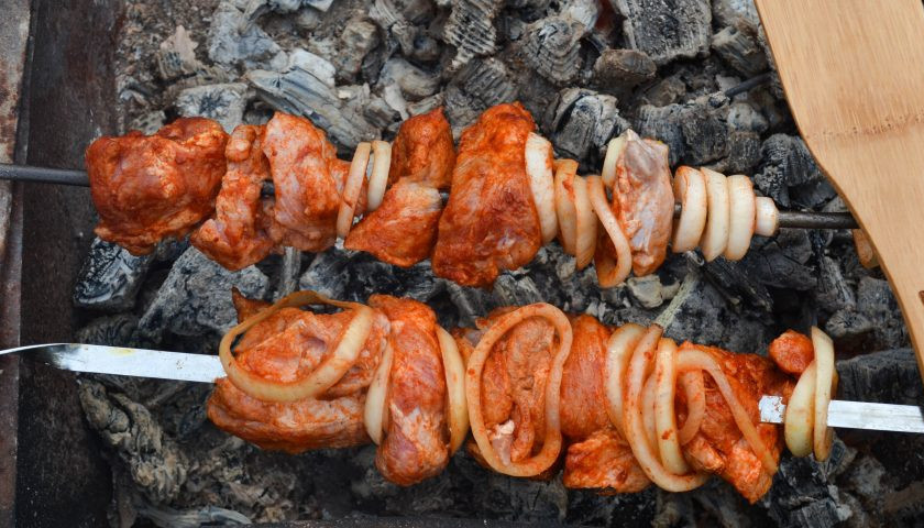 1. Этап. Шашлык с паприкой: Жарьте шашлыки на мангале до готовности - до красивого цвета сверху и отсутствия крови внутри.