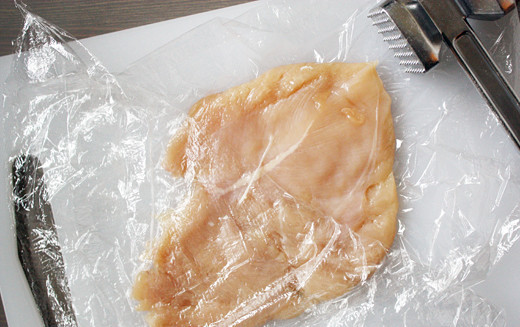 1. Этап. Грудка, фаршированная грибами и сыром: 2. Филе вымыть, обсушить и выложить на разделочную доску. Накрыть пищевой пленкой и аккуратно отбить молоточком. Пласт филе должен быть тонким, но цельным.