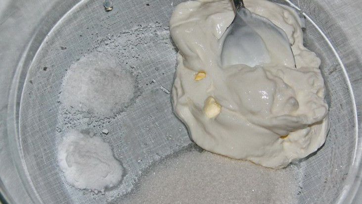 1. Этап. Баурсаки из творога: Приготовьте тесто. Для этого смешайте сахар, соль, сметану и соду.
