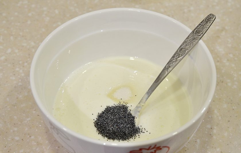 1. Этап. Тонкие блины с маком: В кефир добавьте соду, соль, сахар и мак.