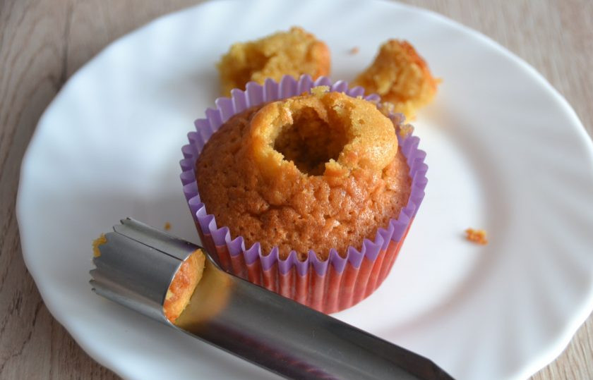 1. Этап. Капкейки с соленой карамелью: Приспособлением для удаления яблочных сердцевинок сделайте выемку, немного не доходя до донышка капкейка.