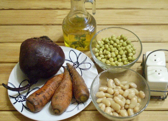 1. Этап. Диетический винегрет для похудения: 1. Приготовим продукты. Свеклу и морковь заворачиваем в фольгу и запекаем в духовке или на пару доводим до готовности. Фасоль отвариваем.