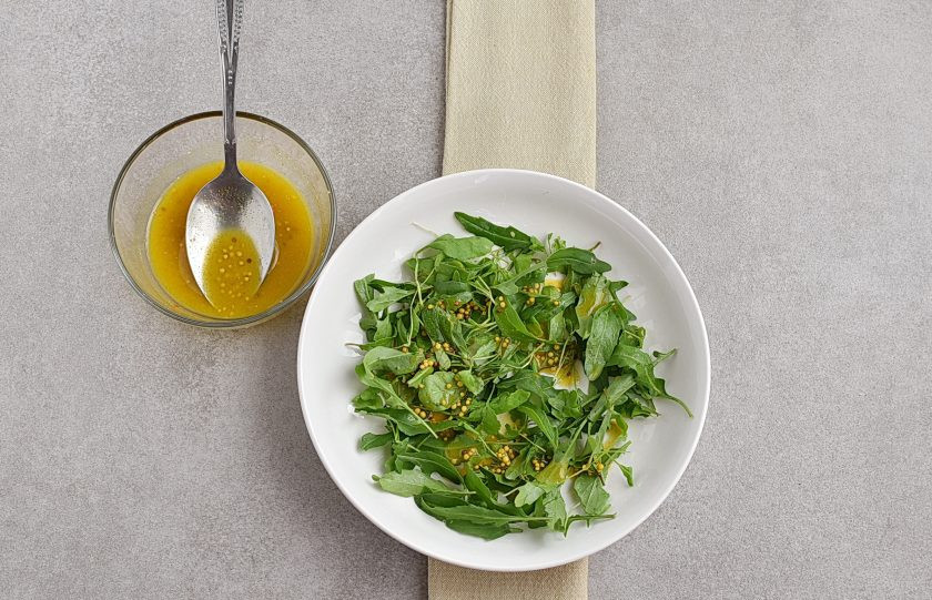 1. Этап. Салат из утки: В салатное блюдо выложите зеленую салатную смесь, посолите и поперчите по вкусу, полейте половиной заправки.