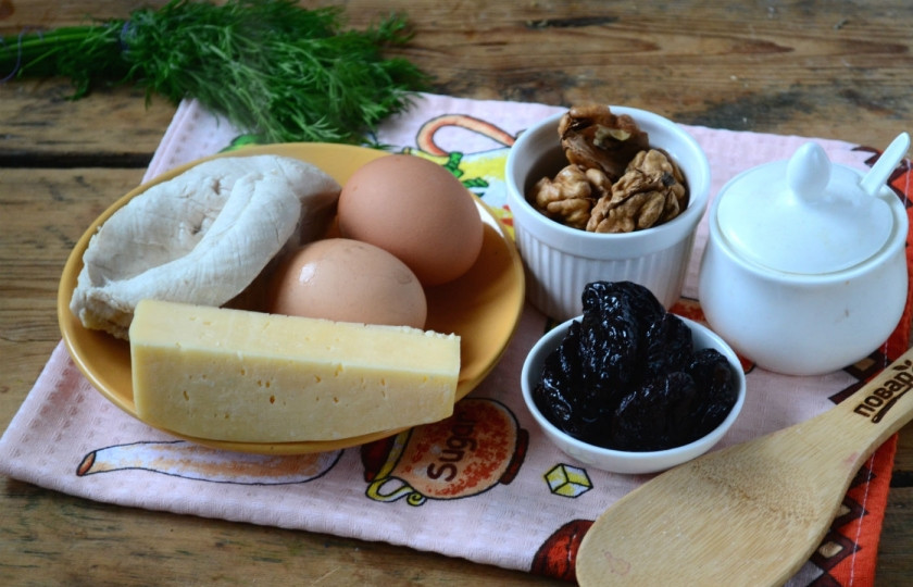 1. Этап. Салат Новогодние часы: Подготовьте все необходимые ингредиенты. Куриное филе отварите в подсоленной воде до готовности. Яйца отварите вкрутую, а грецкие орехи подсушите в разогретой духовке в течение 5 минут.