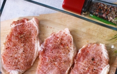 1. Этап. Эскалоп свиной в духовке: Противень или стеклянную форму смазываем оливковым маслом и выкладываем куски мяса. Посыпаем специями для мяса. Можно взять любые специи на ваш выбор.