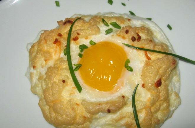 1. Этап. Диетическая яичница: Наша диетическая яичница готова, остается только выложить ее на тарелку, добавить свежую зелень, овощи и подать блюдо к столу. Приятного всем аппетита!