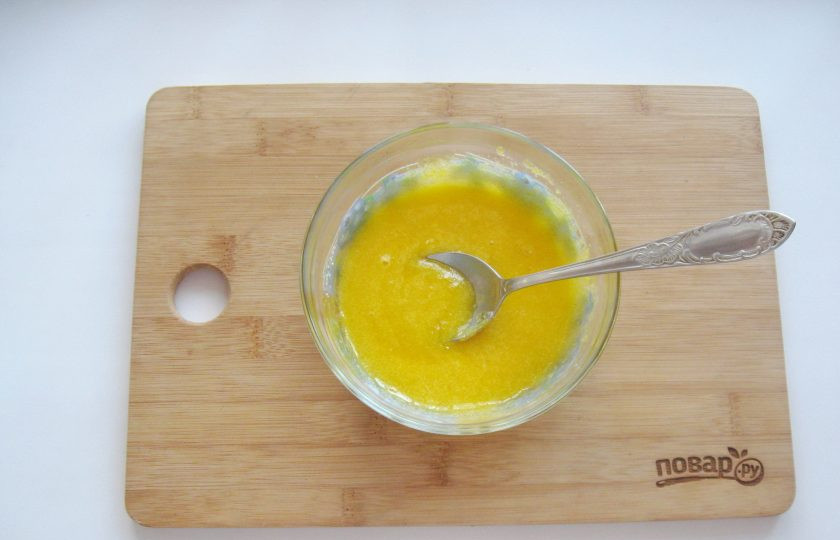 1. Этап. Заварной крем на желтках: Тщательно перемешайте желтки с сахаром.