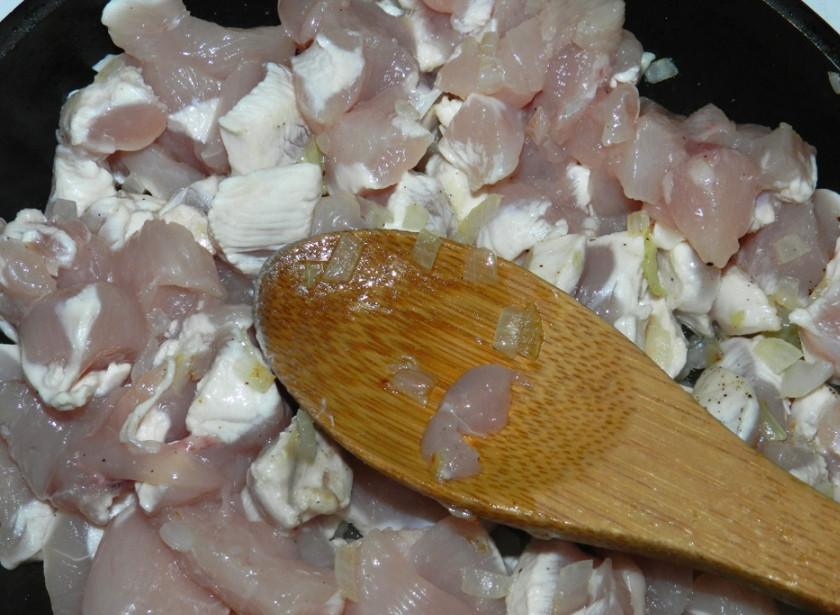 1. Этап. Шаурма из лаваша с курицей: 3. Выложить филе на сковороду и жарить до готовности на среднем огне, периодически помешивая.