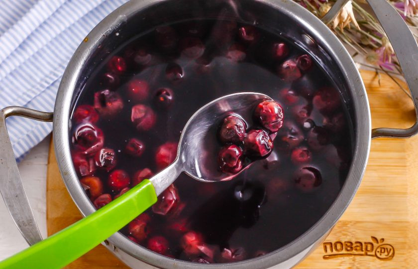 1. Этап. Кисель из голубики: Убавьте нагрев до минимального и влейте в кастрюлю воду с крахмалом, сразу же все перемешайте и томите примерно 1-2 минуты, чуть доведя до кипения. Ни в коем случае не дайте напитку закипеть, иначе он не загустеет. Выключите нагрев и дайте киселю слегка остыть.