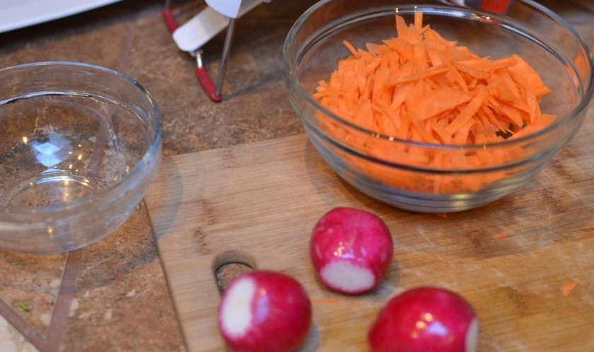 1. Этап. Дачный салат: Овощи хорошенько промываем. Морковь, кабачок, огурец, редис нарезаем на красивые одинаковые длинненькие кусочки.