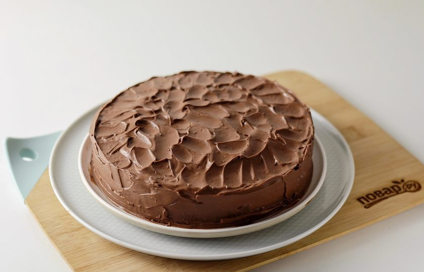 1. Этап. Торт на кокосовом молоке: Промажьте кремом коржи и бока торта.