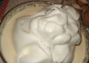 1. Этап. Торт Прага по ГОСТу: Добавляем белки к желткам. Аккуратно (снизу вверх) перемешиваем.