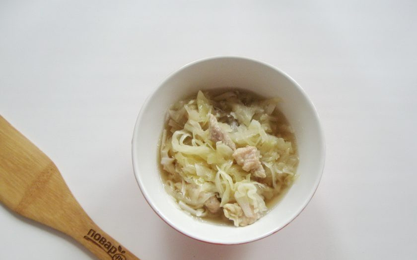 1. Этап. Корейская окрошка Кукси: Добавьте тушеную капусту со свининой.