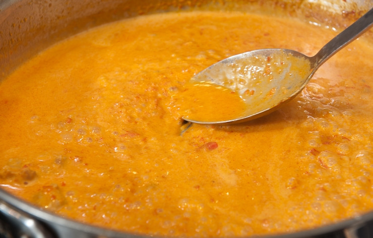 1. Этап. Куриное филе в чесночном соусе: Соус продолжаем варить на медленном огне. Когда он начнет постепенно уменьшаться, отключаем плиту.Готовым соусом поливаем филе и подаем к столу.