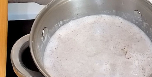 1. Этап. Куриный шницель в чипсах с грибным соусом: Посолите и поперчите по вкусу. Доведите до кипения. После закипания варите 1 минуту и соус готов.