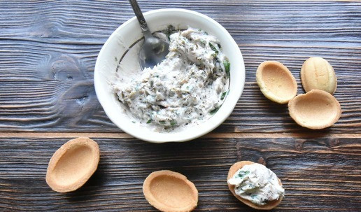 1. Этап. Закусочные орешки с тунцом и рикоттой: Начиняю половинки закусчных орешков подготовленной пикантной начинкой из тунца и рикотты. Соединяю половинки между собой.