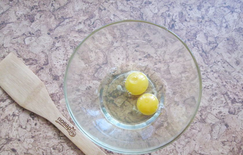 1. Этап. Кекс Сникерс: В миску разбейте яйца.