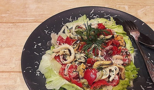 1. Этап. Салат с коктейлем из рассольных морепродуктов: Салат готов! Подавайте салат на листьях салата айсберг - будет красиво!