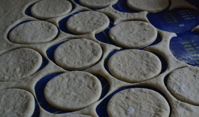 1. Этап. Овсяное печенье на растительном масле: Постепенно в тесто можно вводить пшеничную муку. Следите, чтобы оно не стало рассыпчатым, оно должно быть эластичным. Тесто раскатайте пластом высотой в полсантиметра. Формочкой или круглым стаканом вырежьте печенья.