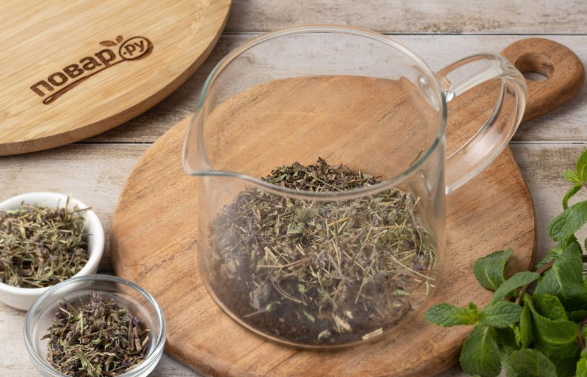 1. Этап. Чай с чабрецом и душицей: В заварочный чайник добавьте черный листовой чай, душицу и чабрец.