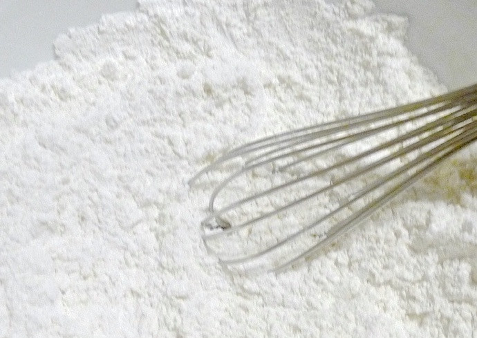 1. Этап. Банановые кексы: 2. В миске смешайте просеянную муку, разрыхлитель, соду, соль.