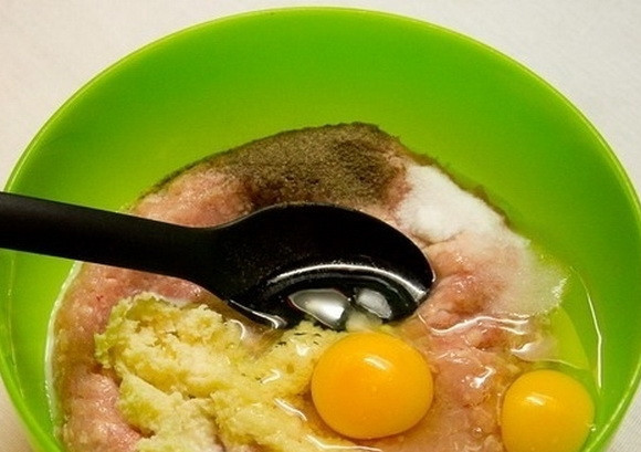 1. Этап. Куриные зразы с пикантной начинкой: Филе измельчите, добавьте хлеб, размоченный в воде или молоке, а также яйцо. Посолите и поперчите.