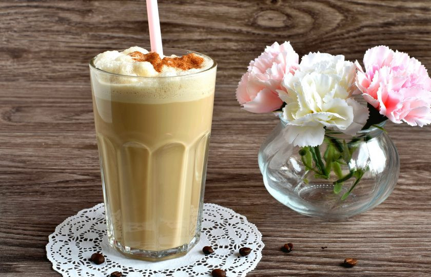 1. Этап. Коктейль «Бодрость»: Сразу же разливайте коктейль по охлажденным бокалам и подавайте, присыпав сверху корицей.