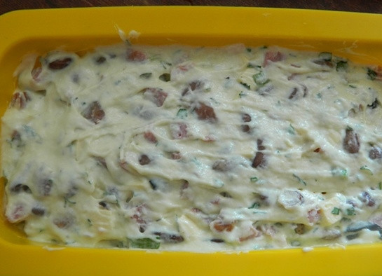 1. Этап. Польский мясной кекс: 8. Перекладываем полученную массу в прямоугольную форму и отправляем в разогретую до 180 градусов духовку на 40-50 минут.