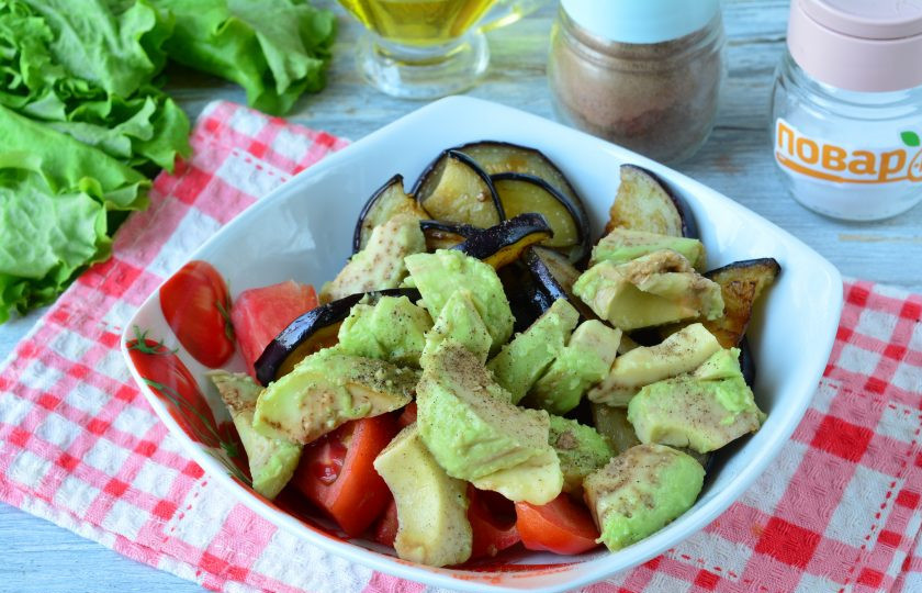 1. Этап. Салат с баклажанами и авокадо: Перемешайте все овощи с авокадо. Полейте лимонным соком и маслом, которое осталось. Посолите и поперчите по вкусу.