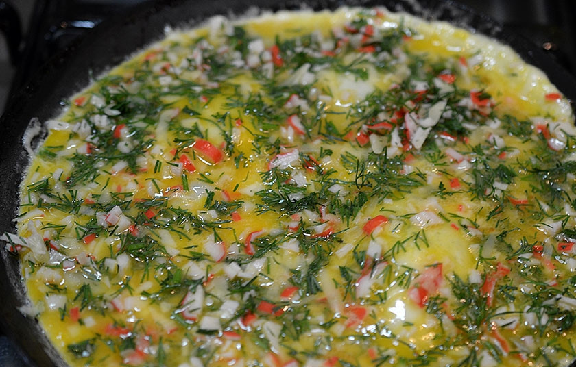 1. Этап. Омлетные роллы с зеленью и крабовыми палочками: 7. Как только омлет слегка 