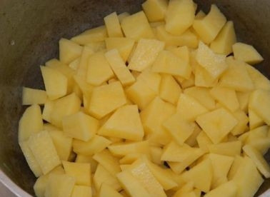 1. Этап. Суп-пюре постный: Нарезаем его на небольшого размера кубики и выкладываем в кастрюлю.