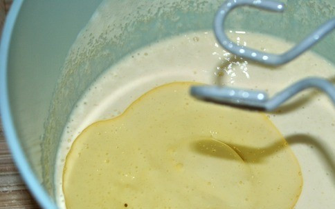 1. Этап. Тесто для пирогов на закваске: 8. Добавьте теперь 50 мл. растительного масла, перемешайте.