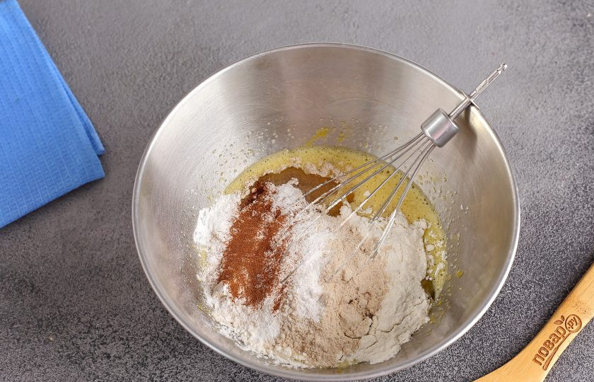 1. Этап. Кекс из амарантовой муки: Перемешайте. Добавьте оба вида муки, разрыхлитель, ванилин и корицу.