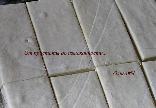 1. Этап. Фальшивые пироги с курицей и грибами: Слоеное тесто разрежьте на прямоугольники.