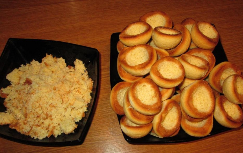 1. Этап. Печенье Персики: 7. Достаем с духовки и даем остыть заготовкам. Затем при помощи чайной ложки достаем сердцевину, освободив, таким образом, ее для начинки.