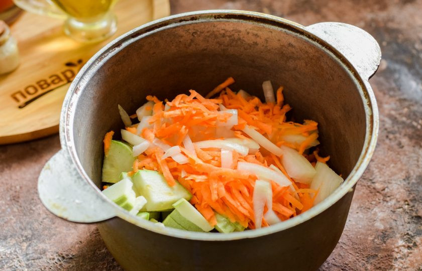1. Этап. Закуска Казацкая на зиму: Переложите в кастрюлю кабачки, морковь и лук.