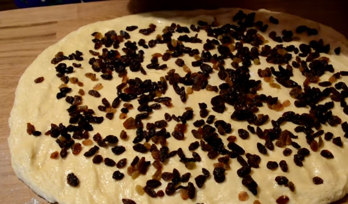 1. Этап. Самые простые куличи: 7. Выложите тесто на стол, примните его, формируя пласт, чтобы выпустить лишний воздух. Добавьте вымытый и высушенный изюм и вмешайте его в тесто.