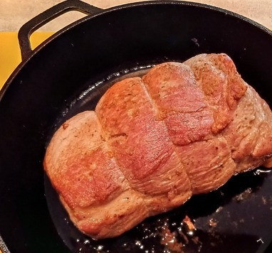 1. Этап. Свиная лопатка тушёная: Толстостенную сковороду хорошо разогреть с ложкой масла и на сильном (!) огне обжарить мясо со всех сторон по 1-2 минуте, начиная с жирка. Как только образовалась румяная корочка с одной стороны, переворачиваем на другую. Нам нужно быстро 