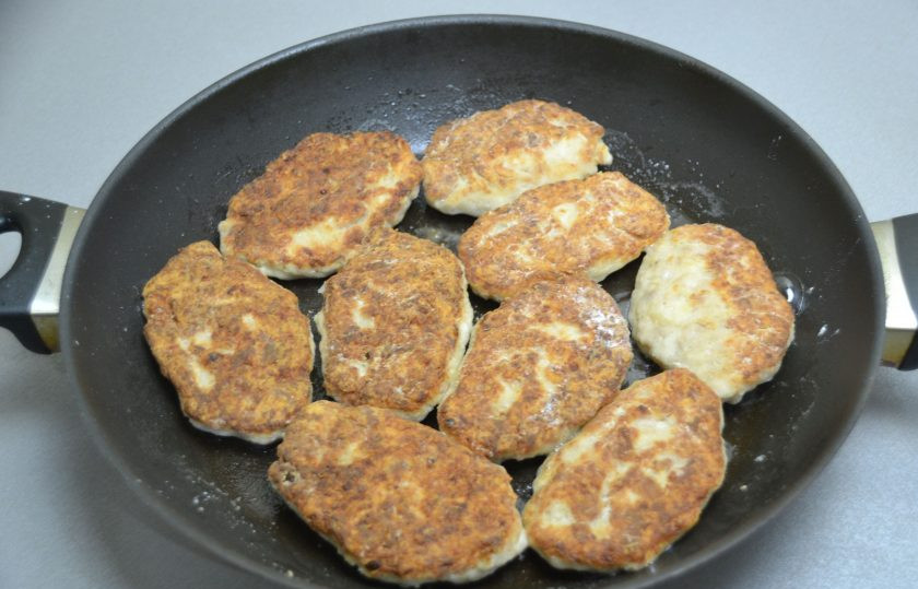 1. Этап. Куриные котлеты с мукой: Обжарьте котлеты до готовности на растительном масле.