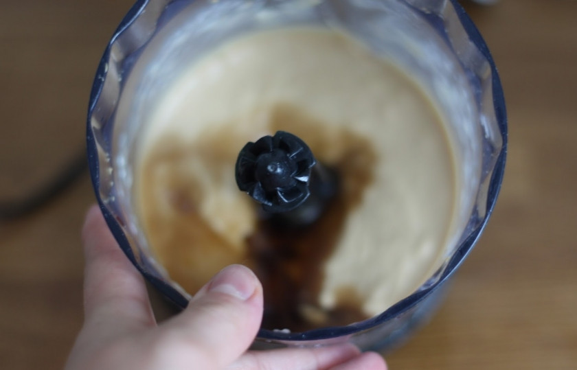 1. Этап. Коктейль Сникерс: Добавьте молоко, включите блендер ещё на пару секунд.