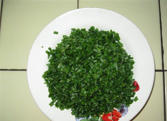 1. Этап. Пирожки из слоеного теста без дрожжей: 2. Тем временем можно вымыть и измельчить зелень. В этом рецепте пирожков используется только лук, однако можно взять любую зелень по вкусу.