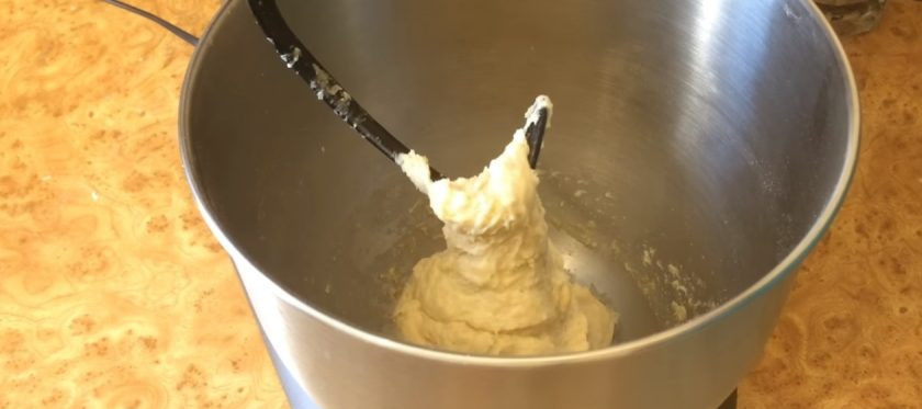 1. Этап. Лаваш из постного теста: 1. Воду смешайте с растительным маслом и солью. В миску тестомеса выложите просеянную муку и добавьте подготовленную воду. Вымесите тесто в течение 5 минут на 2 скорости.