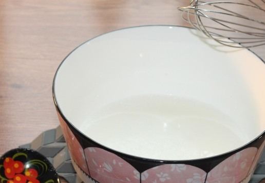 1. Этап. Лепешки по мотивам фесели: 3. Вливаем в большую миску теплое (30 С) молоко и растворяем сахар (1 ст. л.), соль (от 0,5-1 ч. л.) и ванилин (1 пак.)