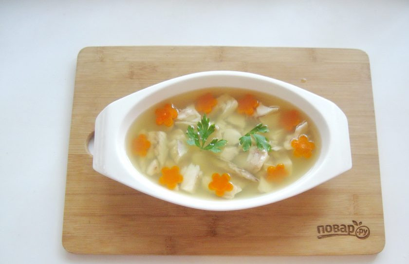 1. Этап. Заливное из минтая: Залейте рыбным бульоном и украсьте морковью с зеленью.