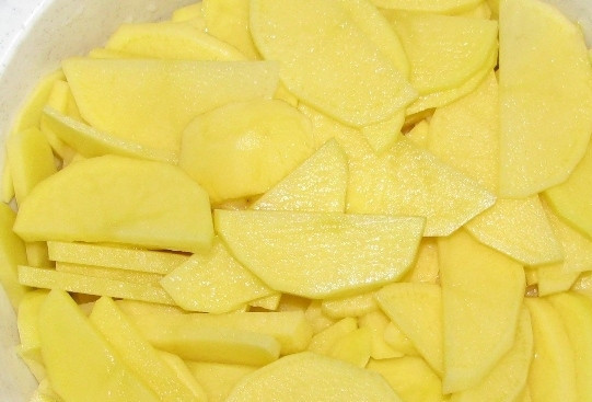 1. Этап. Скумбрия в духовке с картофелем: Картофель нарезаем тонкими полукольцами.