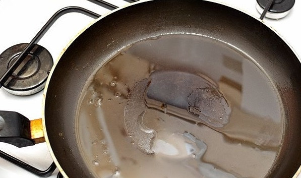 1. Этап. Перечный стейк: 3. В сковороде на быстром огне хорошенько разогрейте растительное масло.