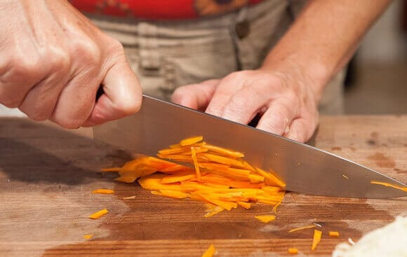 1. Этап. Спринг роллы с курицей: 5. И измельчите морковь, предварительно вымыв её и очистив. В рецепте приготовления спринг роллов с курицей можно использовать абсолютно любые овощи, которые вам по вкусу.