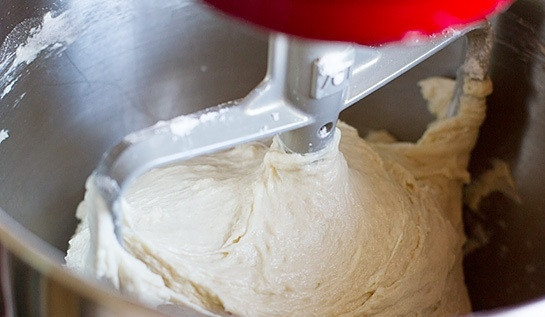 1. Этап. Тесто для пиццы с сухими дрожжами: 3. Тесто для пиццы должно получиться липкое, так и нужно.