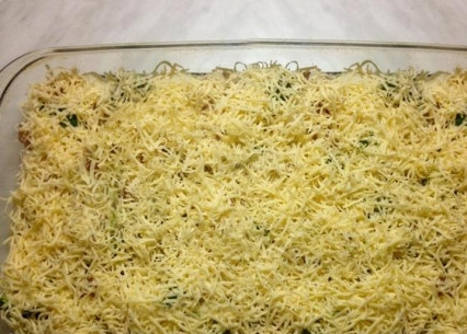 1. Этап. Запеканка из цветной капусты, брокколи и куриной грудки: Посыпаем тертым сыром и отправляем в разогретую до 180 градусов духовку на 30-35 минут.