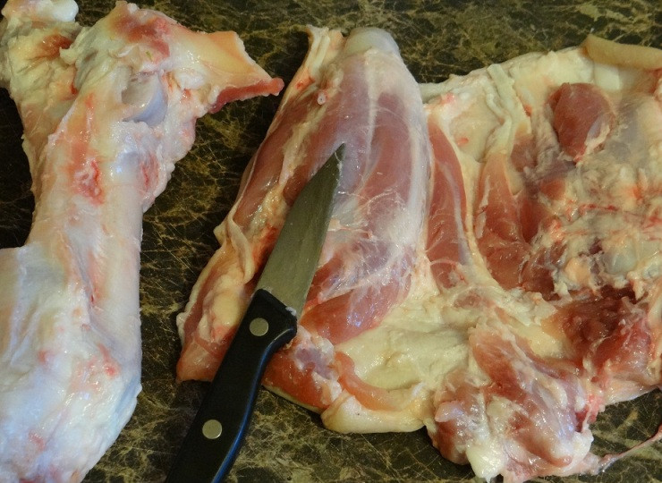 1. Этап. Рулет из свиной рульки: Далее мы делаем надрез вдоль кости и очень аккуратно отделяем мякоть от косточки, стараясь не повредить шкурку и мясо.